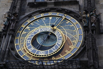 Prague, République tchèque, 11 décembre 2015 : Horloge astronomique de Prague et Tour situées place de la vieille ville