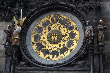 Prague, République tchèque, 11 décembre 2015 : Horloge astronomique de Prague et Tour situées place de la vieille ville