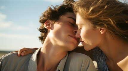 Obraz premium Romantic summer moment: couple embracing at sunset on beach