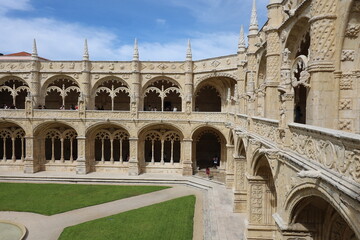 Fototapeta premium Cloître du monastère des Hiéronymites, Mosteiro dos Jerónimos, ville de Lisbonne, Portugal