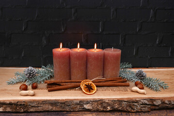 Adventsdekoration: Arrangement für den dritten Advent : Dekoration mit vier braunen Adventskerzen...