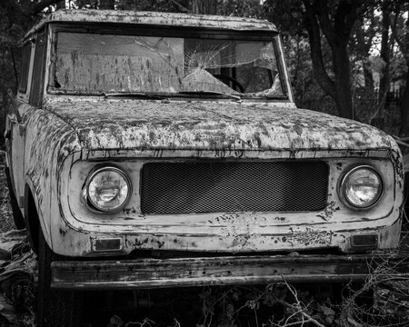 Fototapeta Old Scout: An old sixties era 4x4 sport utility vehicle is broken and abandoned.