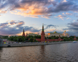 Obraz premium Sunset view of Moscow Kremlin, Kremlin Embankment and Moscow River in Moscow, Russia. Architecture and landmark of Moscow