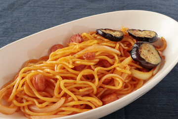 焼きナスをのせたナポリタン