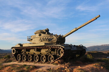 Tanque M60 Patton sobre una colina