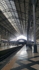 Estrutura de metal de estação de metrô.