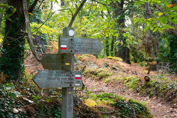 Randonneur sur le GR34 près de Lannion en Bretagne