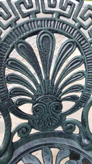 Detalhe abstrato de formas geométricas de metal.