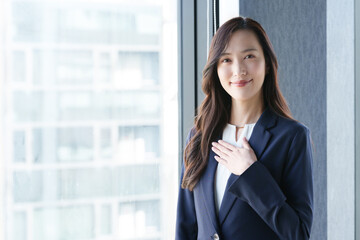 オフィスで働く笑顔のビジネスマン女性