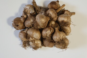 마늘을 전기밥솥에 15일간 보온으로 숙성하여 흑마늘을 만들었다.