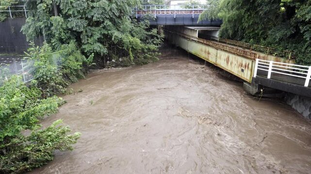 台風10号の豪雨で増水した濁流の葛川