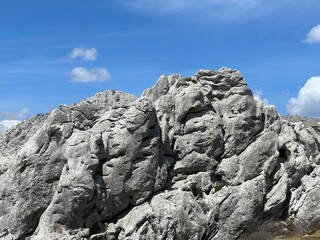 Limestone rocks on southern Velebit, Jasenice (Velebit Nature Park, Croatia) - Kalksteinfelsen im südlichen Velebit (Naturpark Velebit, Kroatien) - Vapnenake stijene na južnom Velebitu (Hrvatska)
