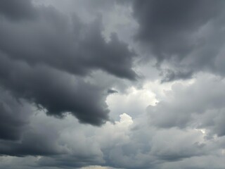 Fototapeta premium Storm clouds gathering in a dramatic and moody sky, creating a textured weather pattern, pattern, conditions