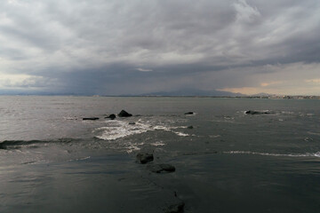 曇り空と海