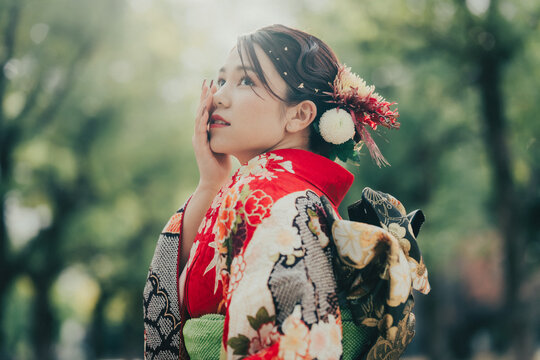 赤い振袖を着た女性の横顔
