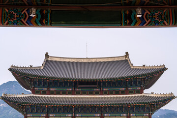 Fototapeta premium magnificent roofs and eaves in the traditional Korean building in Gyeongbokgung Palace