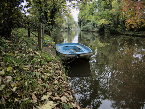 A small boat on the margins of the Thames near Cookham Lock, near London, UK.