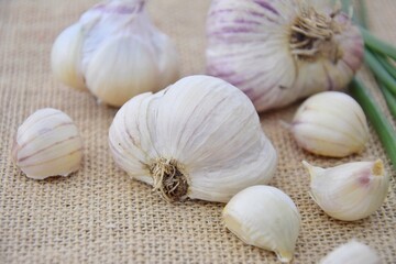 Garlic is a useful vegetable for colds.
