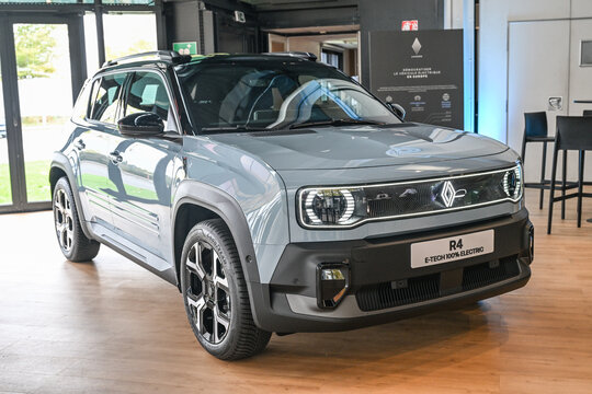 Renault Usine Douai voiture auto nouvelle R4 electrique