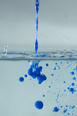 farbe tropfen wasser blau