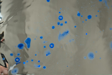 farbe tropfen wasser blau perspektove von unten froschperspektive