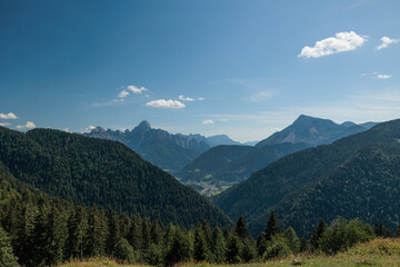 vista panoramica su un vasto ambiente naturale di montagna nell'Italia settentrionale, di giorno, in primavera, sotto un cielo sereno