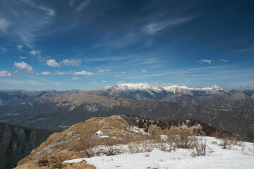 vista panoramica sull'ambiente naturale di montagna nella Slovenia occidentale, vicino al confine Italiano, di mattina, in primavera