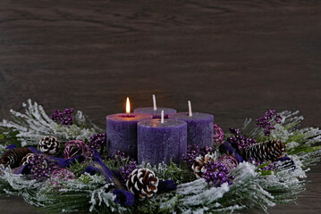 Dekoration zum ersten Advent: Adventskranz mit lila Kerzen.