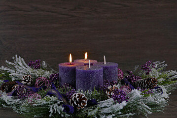 Dekoration zum zweiten Advent: Adventskranz mit lila Kerzen.