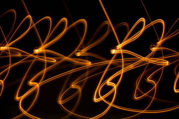 malowane światłem, obraz świetlny z wzorami i kształtami, abstrakcyjna fotografia z poruszającymi się światłami, Blurred Light painting, żółte maziaje świetlne, light painting photography, abstarct