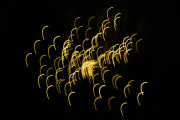 malowane światłem, obraz świetlny z wzorami i kształtami, abstrakcyjna fotografia z poruszającymi się światłami, Blurred Light painting, żółte maziaje świetlne, light painting photography, abstarct