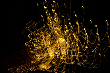 malowane światłem, obraz świetlny z wzorami i kształtami, abstrakcyjna fotografia z poruszającymi się światłami, Blurred Light painting, żółte maziaje świetlne, light painting photography, abstarct © kateej