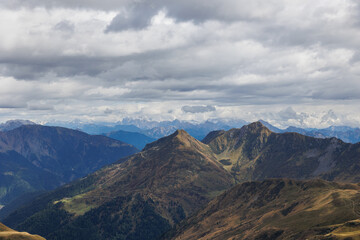 ampia vista panoramica su un vasto ambiente di montagna tra l'Italia nord occidentale e l'Austria, di giorno, in autunno, sotto un cielo coperto da nuvole