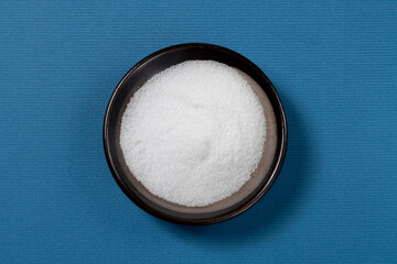 色紙の上に置いた皿に入れた食塩