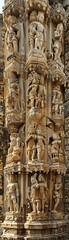 Obraz premium Unfolding historical tales amidst intricate stone carvings