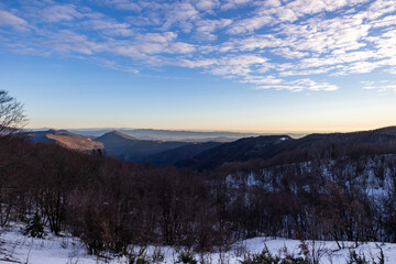 ampia vista panoramica di un ambiente che si estende tra le colline slovene e la pianura italiana,...