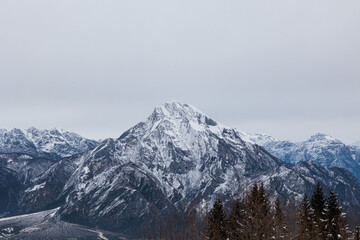 Fototapeta premium vista panoramica, in alta quota, sul territorio montano, freddo ed innevato, in inverno, nel Friuli Venezia Giulia settentrionale, di giorno, con cielo nuvoloso