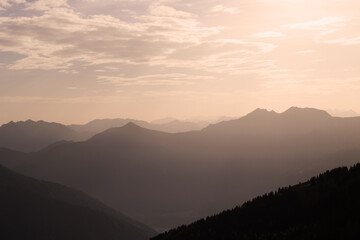 sagome di montagne nel nord Italia, viste da un'alta quota, che si estendono verso l'orizzonte,...