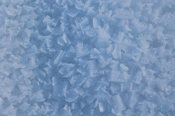 vista macro da sopra di una superficie coperta da cristalli di neve 
