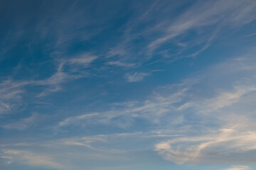 vista dettagliata del cielo con sfumature di azzurro, prima del tramonto, coperto o velato...