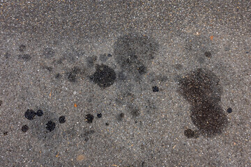 Öl und Benzinflecken auf der Strasse