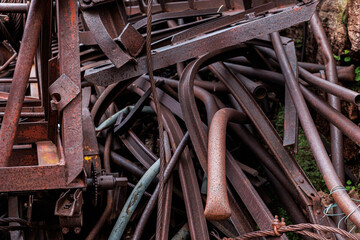 vista dettagliata di una catasta o mucchio di accumuli di grandi pezzi di tubi, strutture e materiale metallico vari, arrugginito e vecchio, rotto ed abbandonato