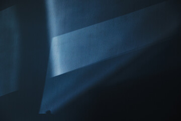 luce solare che crea riflessi astratti di luci e ombre con forme geometriche lineari e dalle...