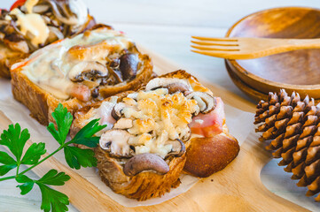 焼きキノコのトースト