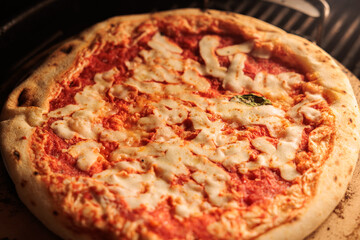 pizza margherita, vista da sopra, mentre viene cucinata su una griglia