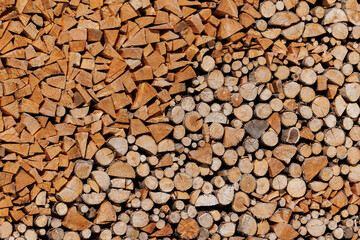 vista frontale di una catasta di legna tagliata in primo piano