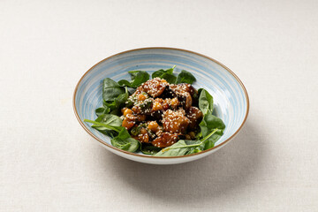 A delicious and settling salad of eggplant and fresh spinach. A vegetarian dish full of vitamins.