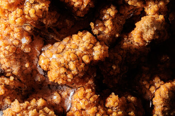 vista macro dall'alto di microscopiche formazioni di minerali di colore arancione