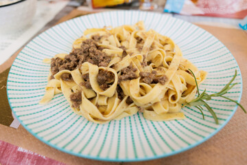 piatto con tagliatelle e carne macinata 