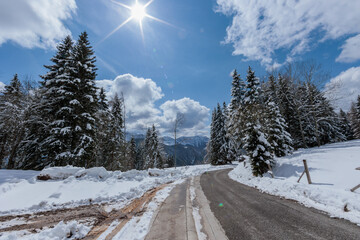  ampia vista panoramica su un bellissimo ambiente naturale innevato, nelle montagne del Friuli Venezia Giulia settentrionale, nel nord Italia, di mattina, in inverno